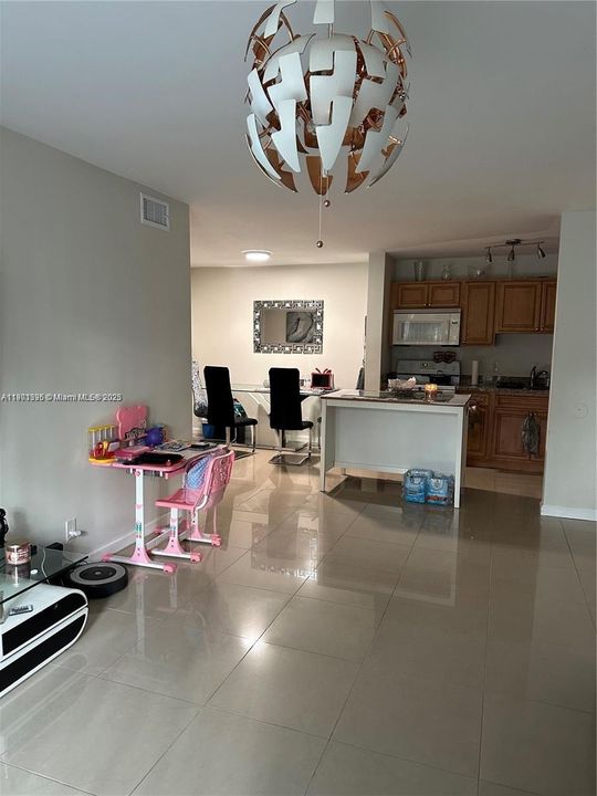 待售: $270,000 (2 贝兹, 1 浴室, 940 平方英尺)