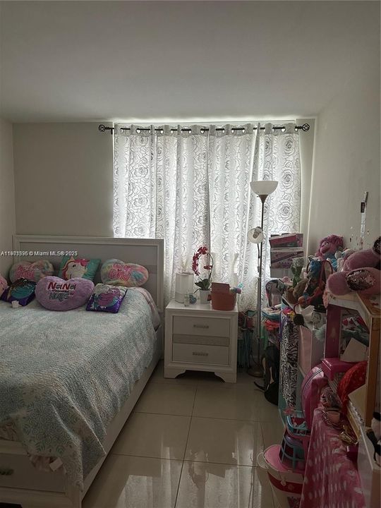 待售: $270,000 (2 贝兹, 1 浴室, 940 平方英尺)