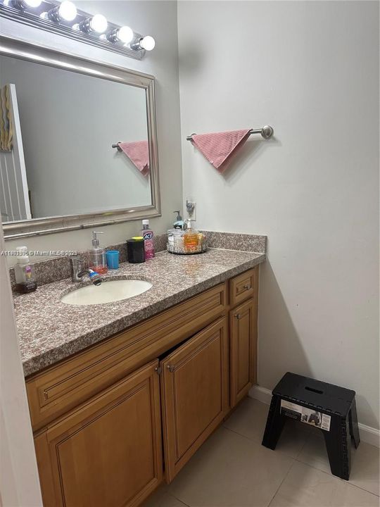 待售: $270,000 (2 贝兹, 1 浴室, 940 平方英尺)