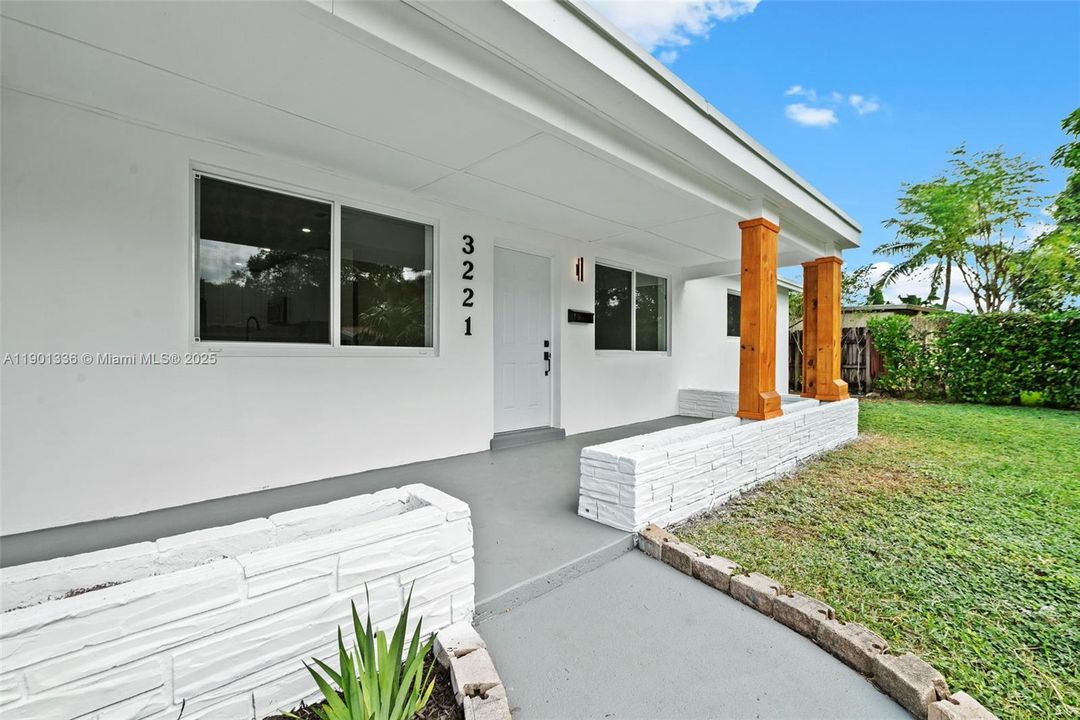 合同活跃: $519,000 (4 贝兹, 2 浴室, 1660 平方英尺)