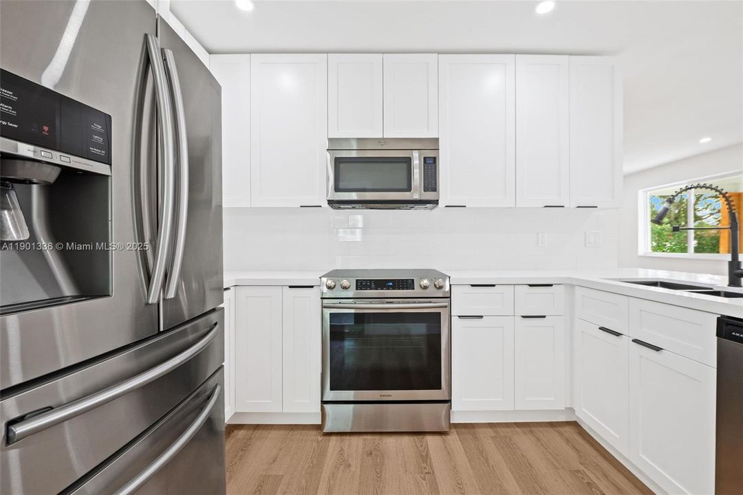 合同活跃: $519,000 (4 贝兹, 2 浴室, 1660 平方英尺)