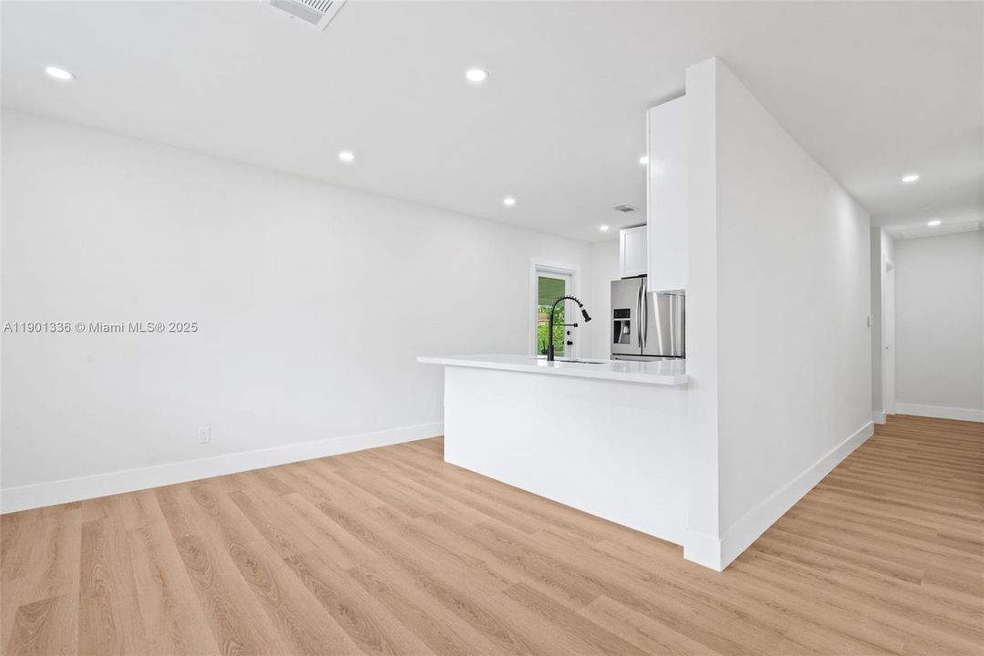 合同活跃: $519,000 (4 贝兹, 2 浴室, 1660 平方英尺)