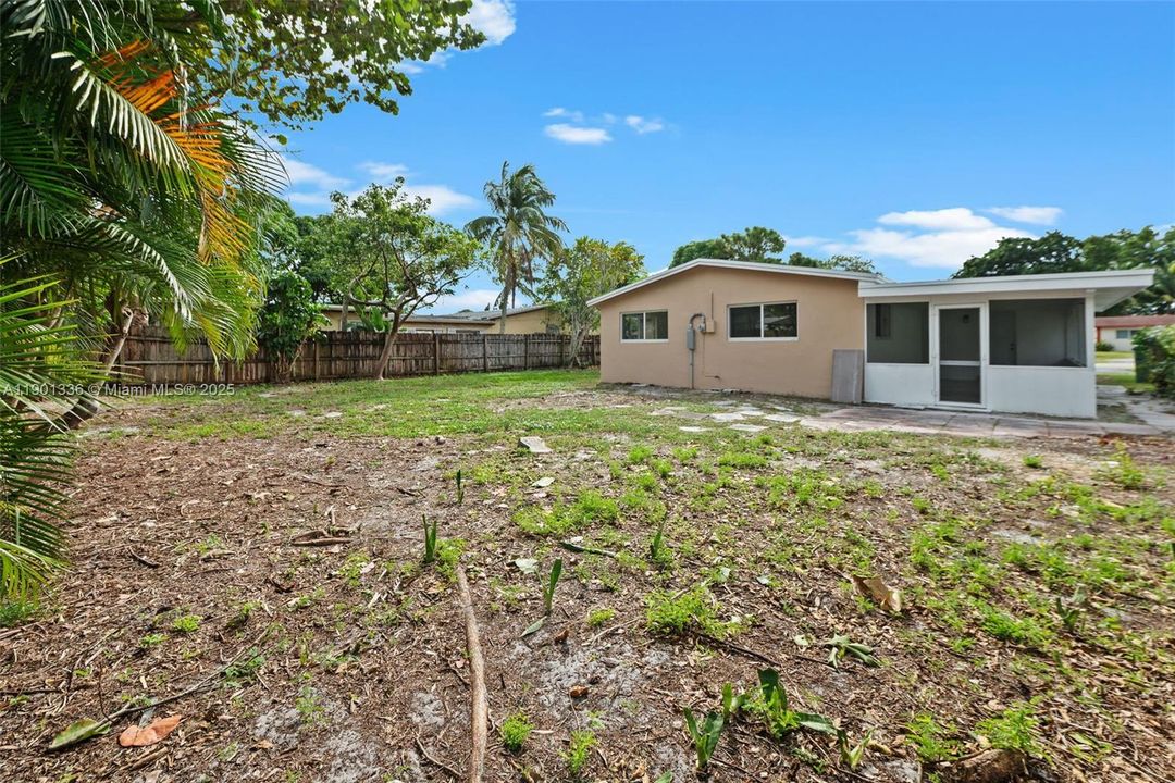 合同活跃: $519,000 (4 贝兹, 2 浴室, 1660 平方英尺)