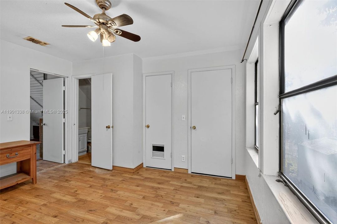 For Sale: $350,000 (3 beds, 2 baths, 1140 Square Feet)