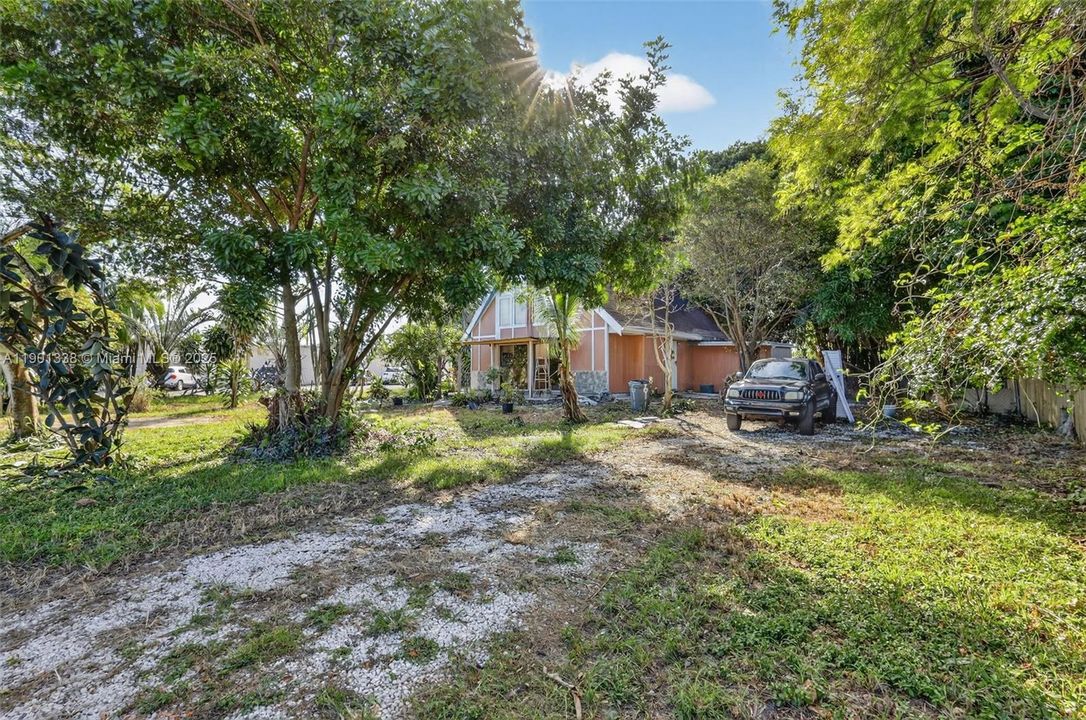 For Sale: $350,000 (3 beds, 2 baths, 1140 Square Feet)