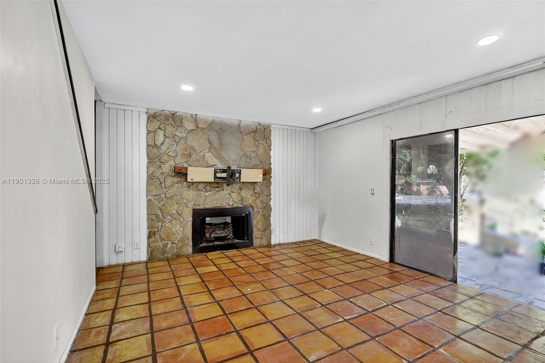 For Sale: $350,000 (3 beds, 2 baths, 1140 Square Feet)