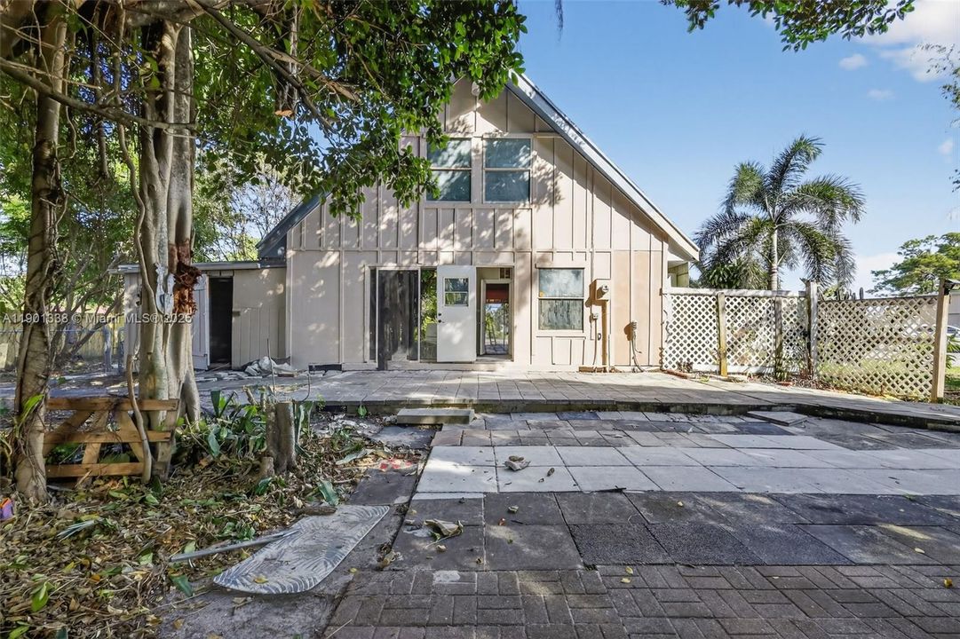 For Sale: $350,000 (3 beds, 2 baths, 1140 Square Feet)