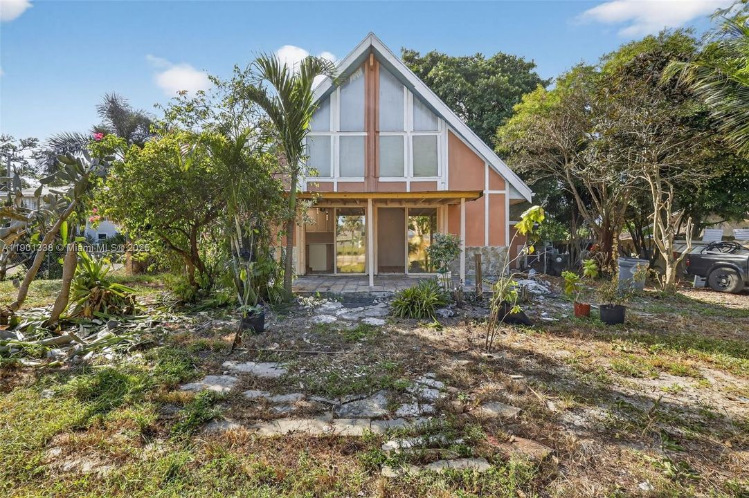 For Sale: $350,000 (3 beds, 2 baths, 1140 Square Feet)