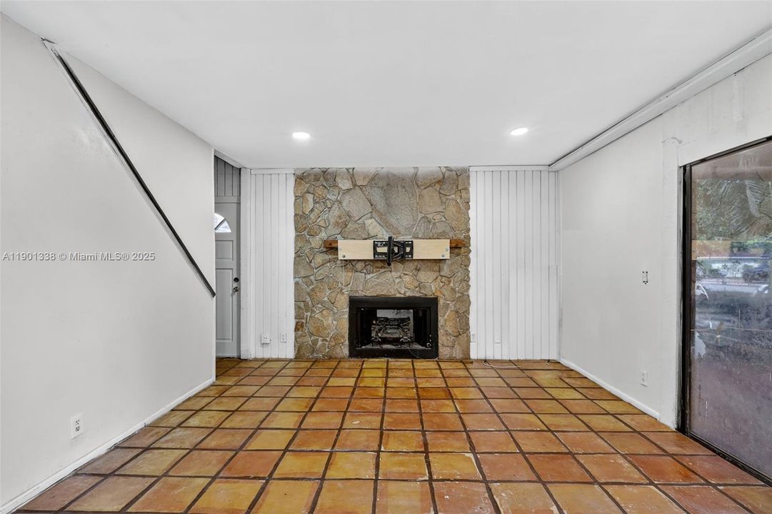 For Sale: $350,000 (3 beds, 2 baths, 1140 Square Feet)