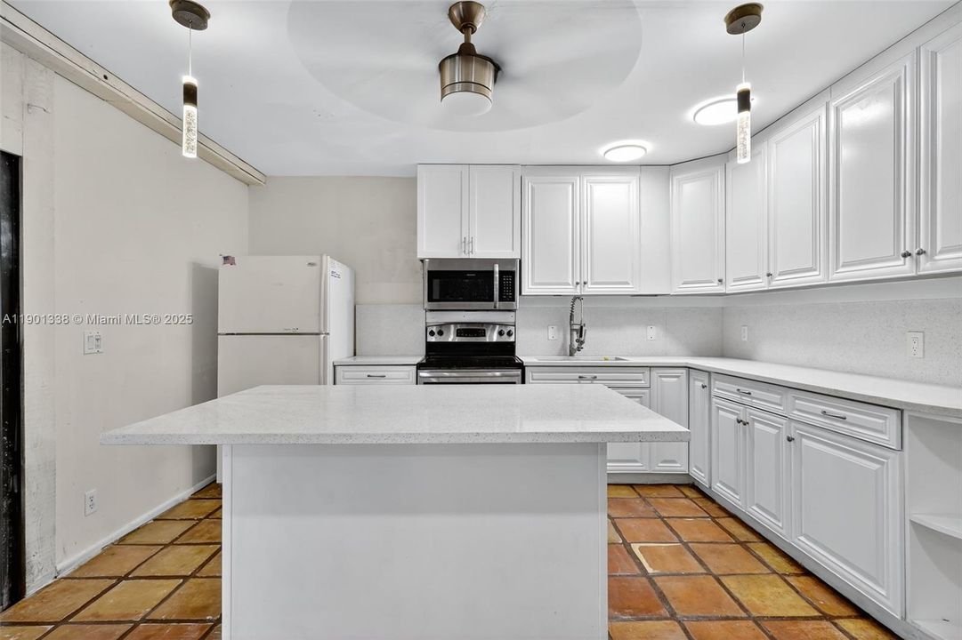 For Sale: $350,000 (3 beds, 2 baths, 1140 Square Feet)