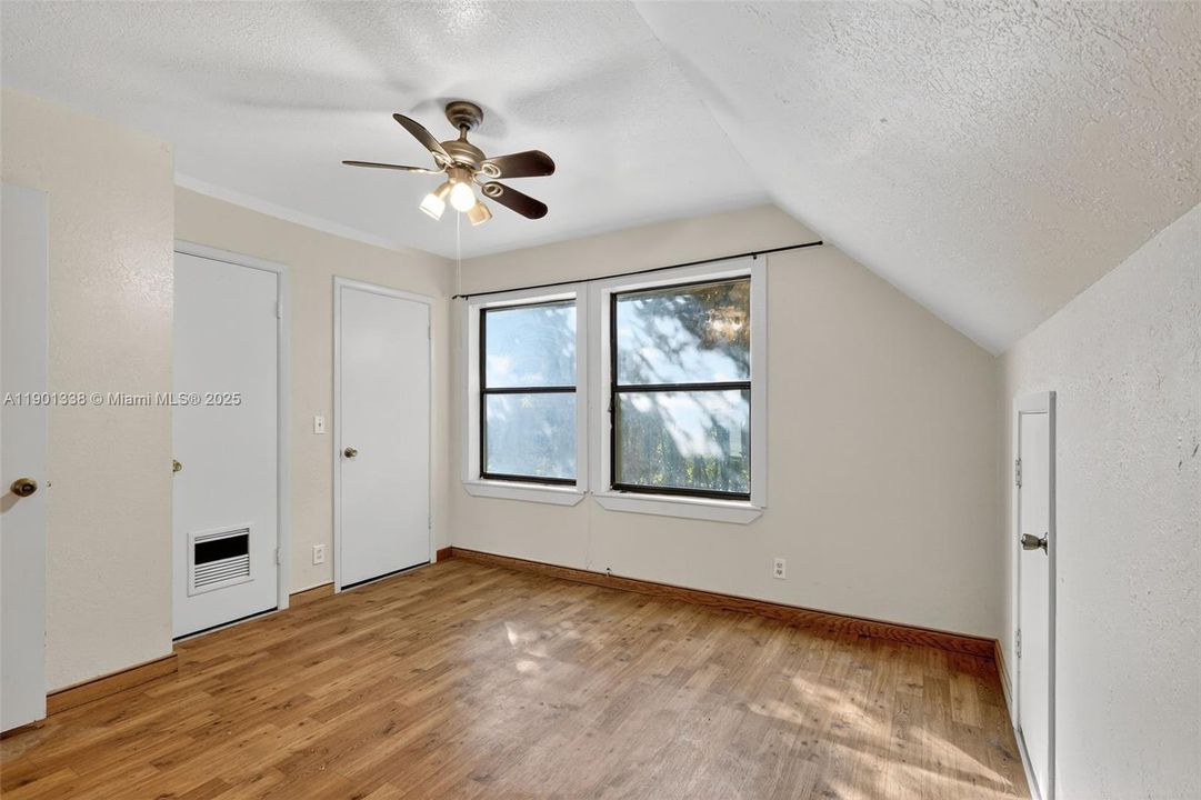 For Sale: $350,000 (3 beds, 2 baths, 1140 Square Feet)