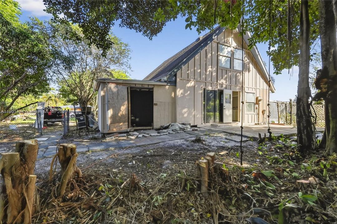 For Sale: $350,000 (3 beds, 2 baths, 1140 Square Feet)