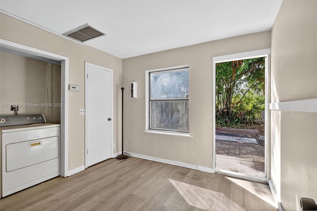 For Sale: $350,000 (3 beds, 2 baths, 1140 Square Feet)