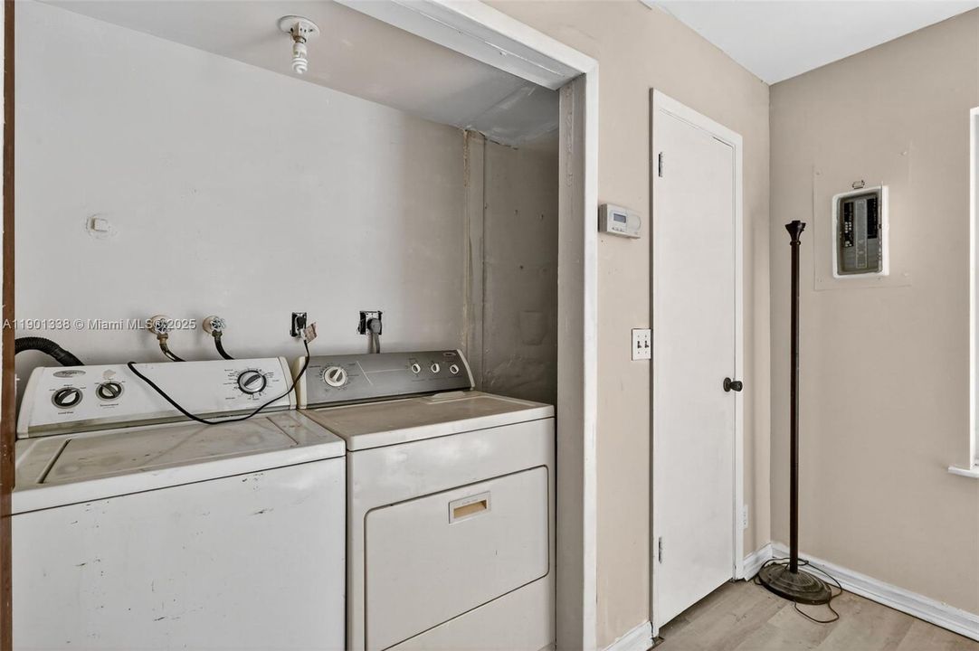For Sale: $350,000 (3 beds, 2 baths, 1140 Square Feet)