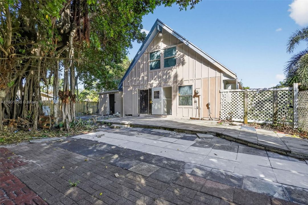 For Sale: $350,000 (3 beds, 2 baths, 1140 Square Feet)