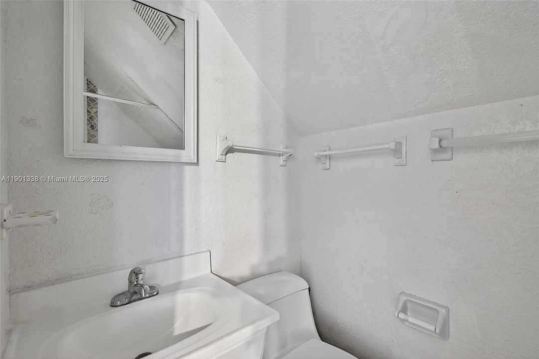 For Sale: $350,000 (3 beds, 2 baths, 1140 Square Feet)