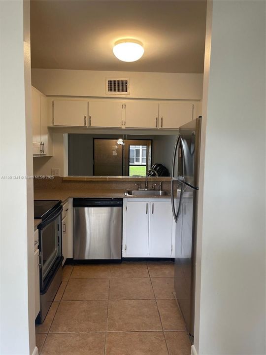For Rent: $1,950 (2 beds, 2 baths, 970 Square Feet)