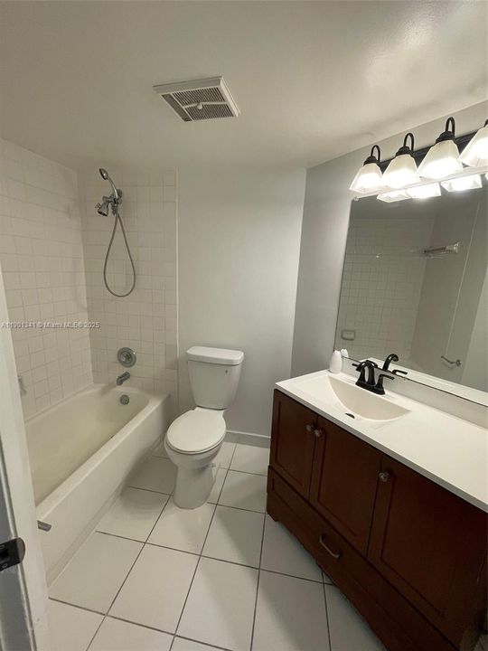 For Rent: $1,950 (2 beds, 2 baths, 970 Square Feet)