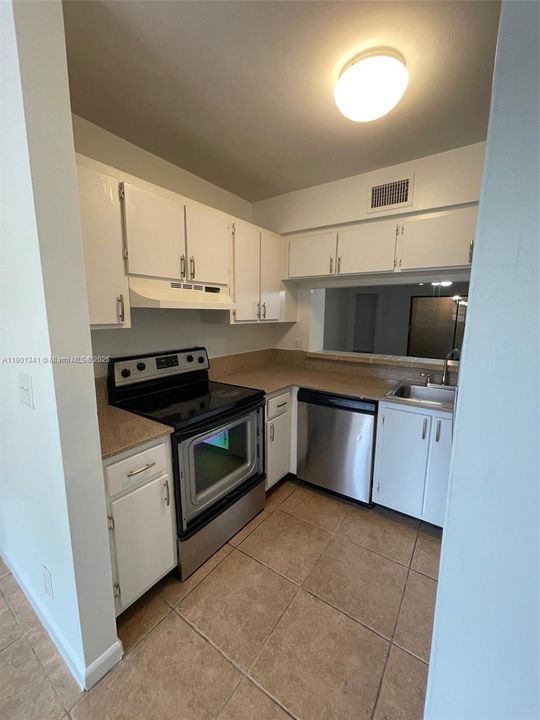 For Rent: $1,950 (2 beds, 2 baths, 970 Square Feet)
