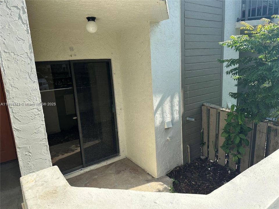 For Rent: $1,950 (2 beds, 2 baths, 970 Square Feet)