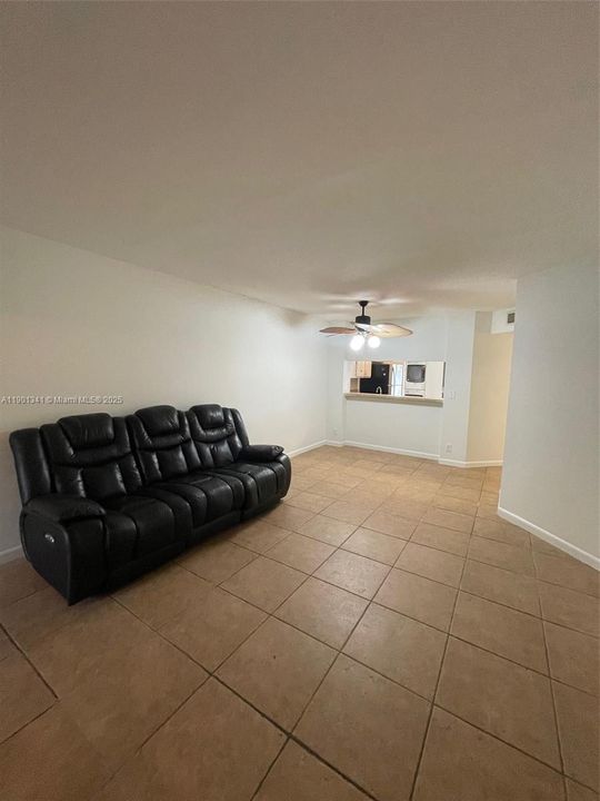 For Rent: $1,950 (2 beds, 2 baths, 970 Square Feet)