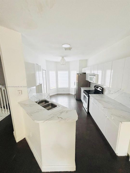 Active With Contract: $2,680 (2 beds, 2 baths, 1282 Square Feet)