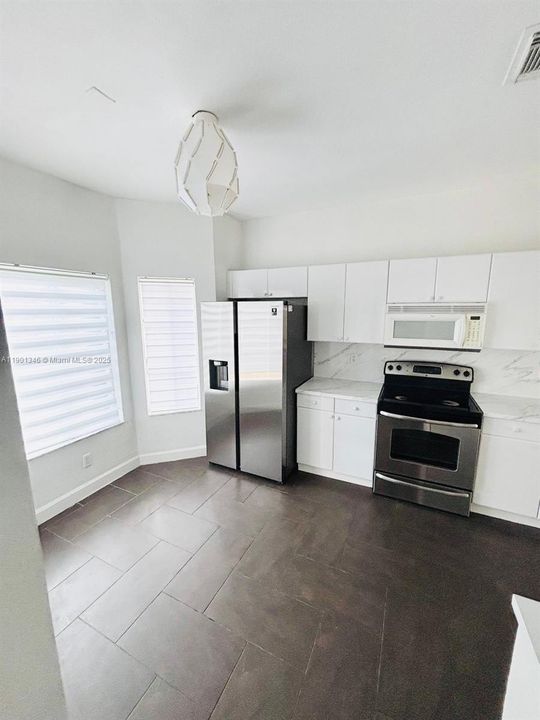 Active With Contract: $2,680 (2 beds, 2 baths, 1282 Square Feet)