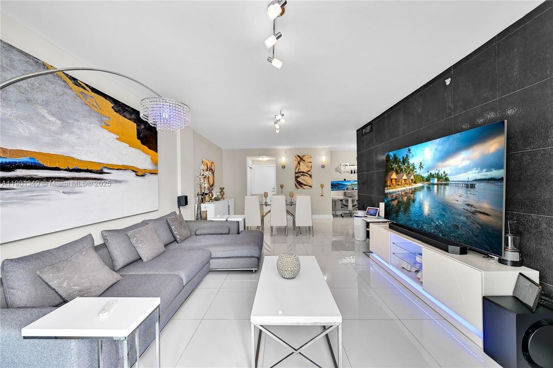 待售: $925,000 (2 贝兹, 2 浴室, 1251 平方英尺)