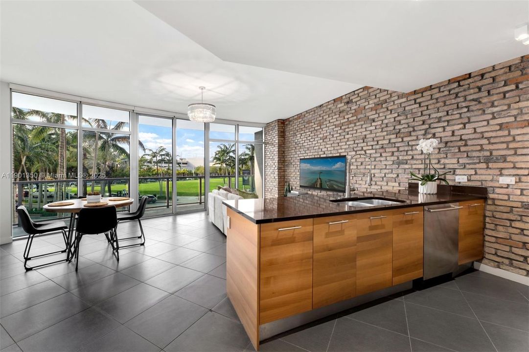 For Sale: $615,000 (2 beds, 2 baths, 1181 Square Feet)