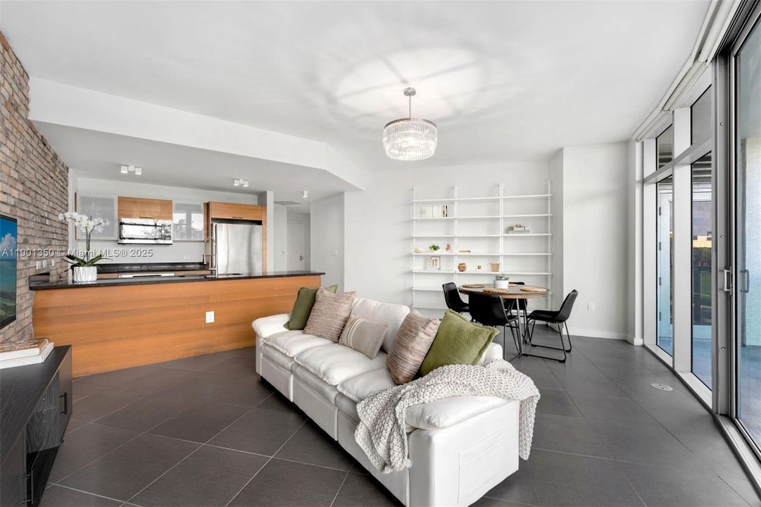 For Sale: $615,000 (2 beds, 2 baths, 1181 Square Feet)