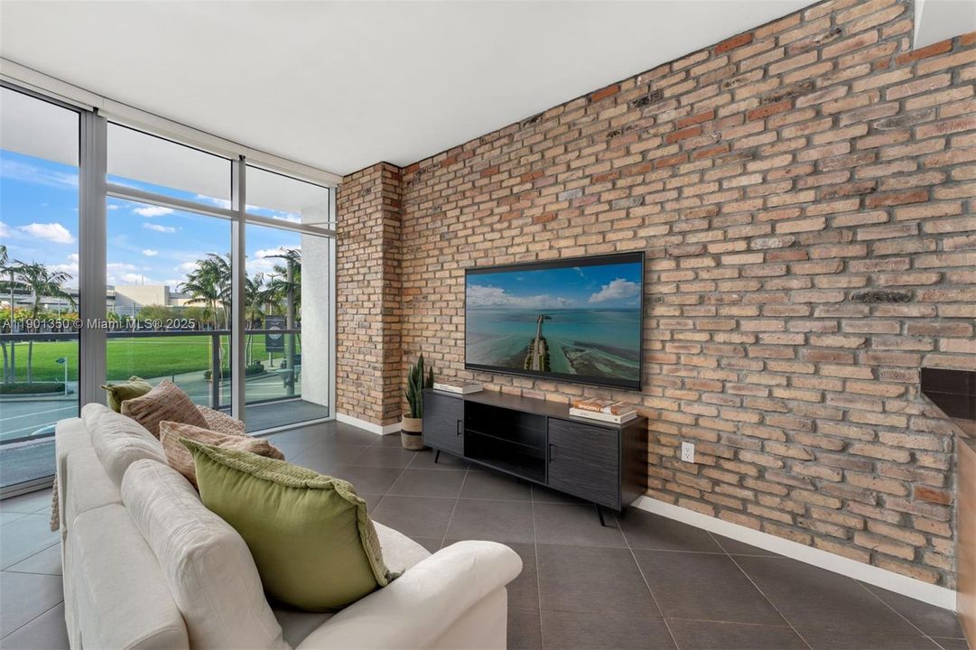 For Sale: $615,000 (2 beds, 2 baths, 1181 Square Feet)