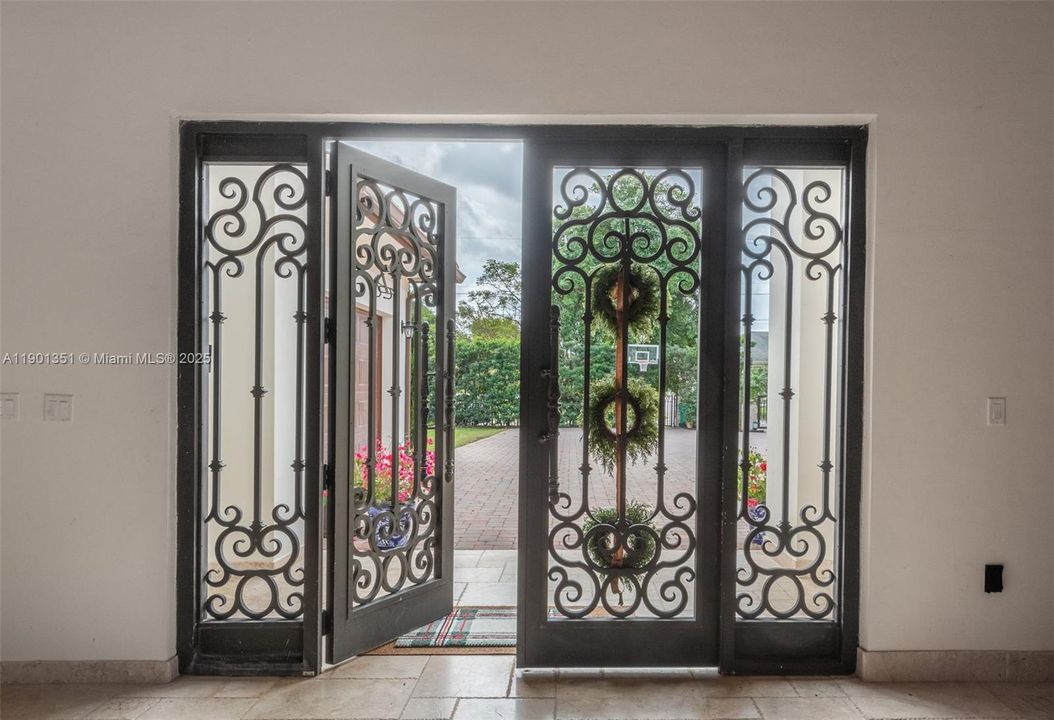 For Sale: $3,699,000 (6 beds, 5 baths, 4625 Square Feet)