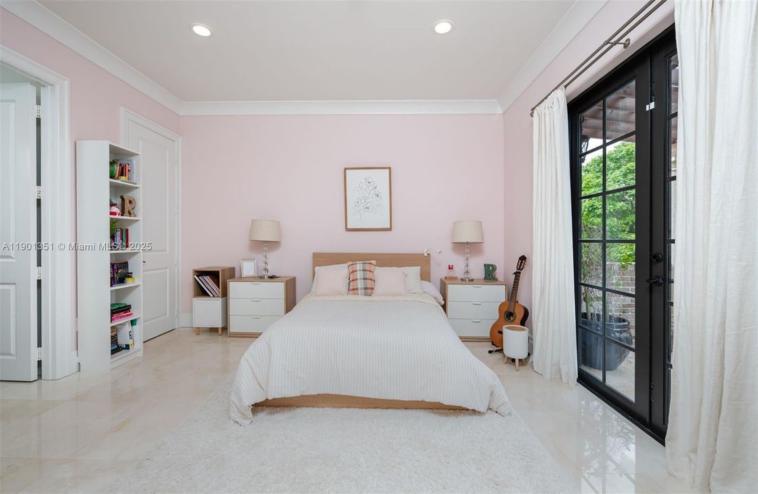 For Sale: $3,699,000 (6 beds, 5 baths, 4625 Square Feet)