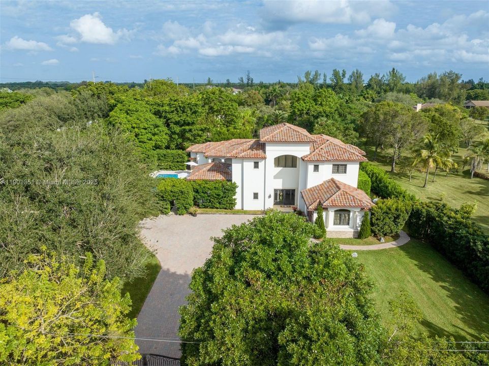 For Sale: $3,699,000 (6 beds, 5 baths, 4625 Square Feet)