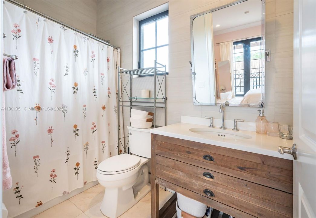 For Sale: $3,699,000 (6 beds, 5 baths, 4625 Square Feet)