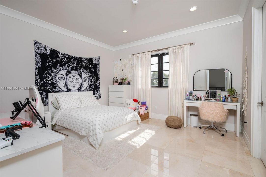 For Sale: $3,699,000 (6 beds, 5 baths, 4625 Square Feet)