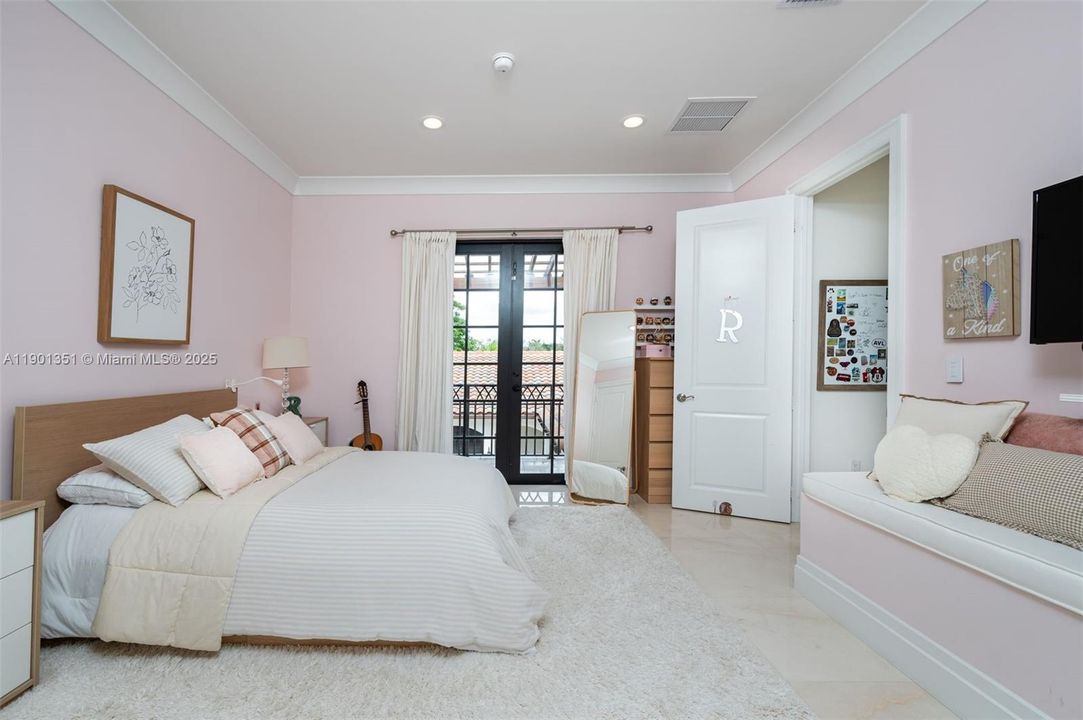 For Sale: $3,699,000 (6 beds, 5 baths, 4625 Square Feet)