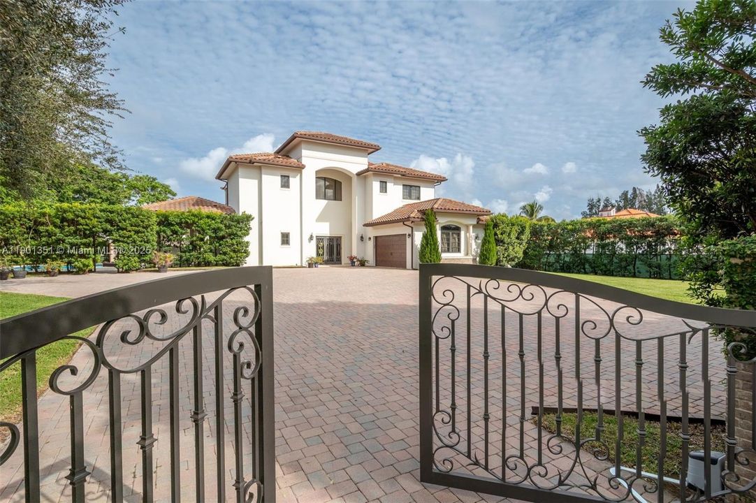 For Sale: $3,699,000 (6 beds, 5 baths, 4625 Square Feet)