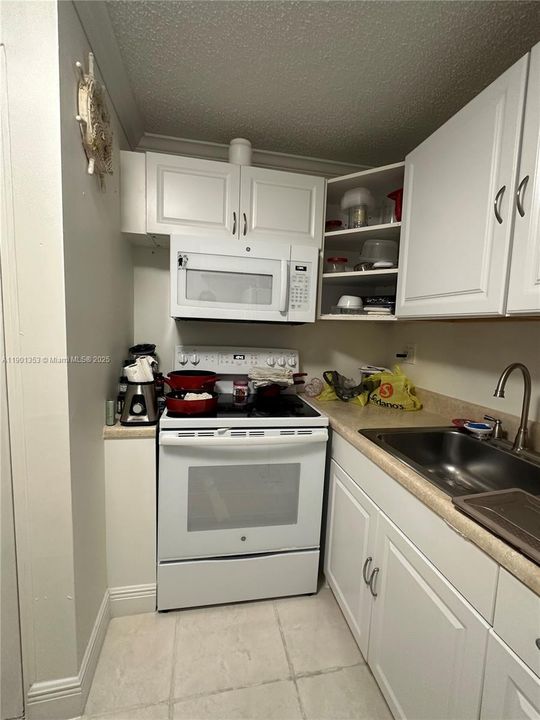 For Sale: $280,000 (2 beds, 2 baths, 760 Square Feet)