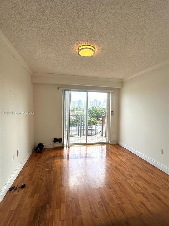 For Sale: $280,000 (2 beds, 2 baths, 760 Square Feet)