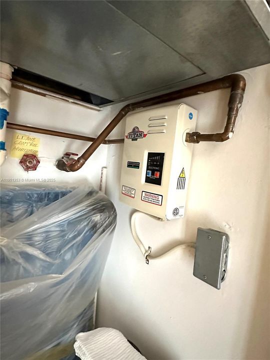 For Sale: $280,000 (2 beds, 2 baths, 760 Square Feet)