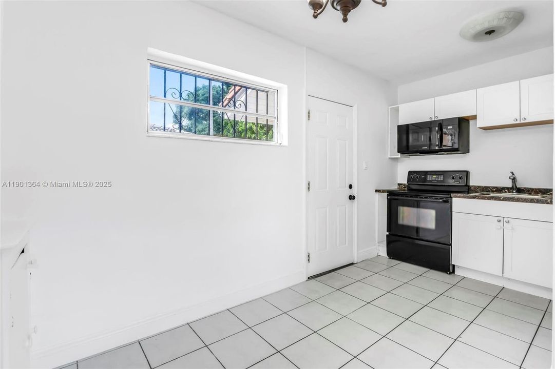 Active With Contract: $2,400 (2 beds, 1 baths, 1655 Square Feet)