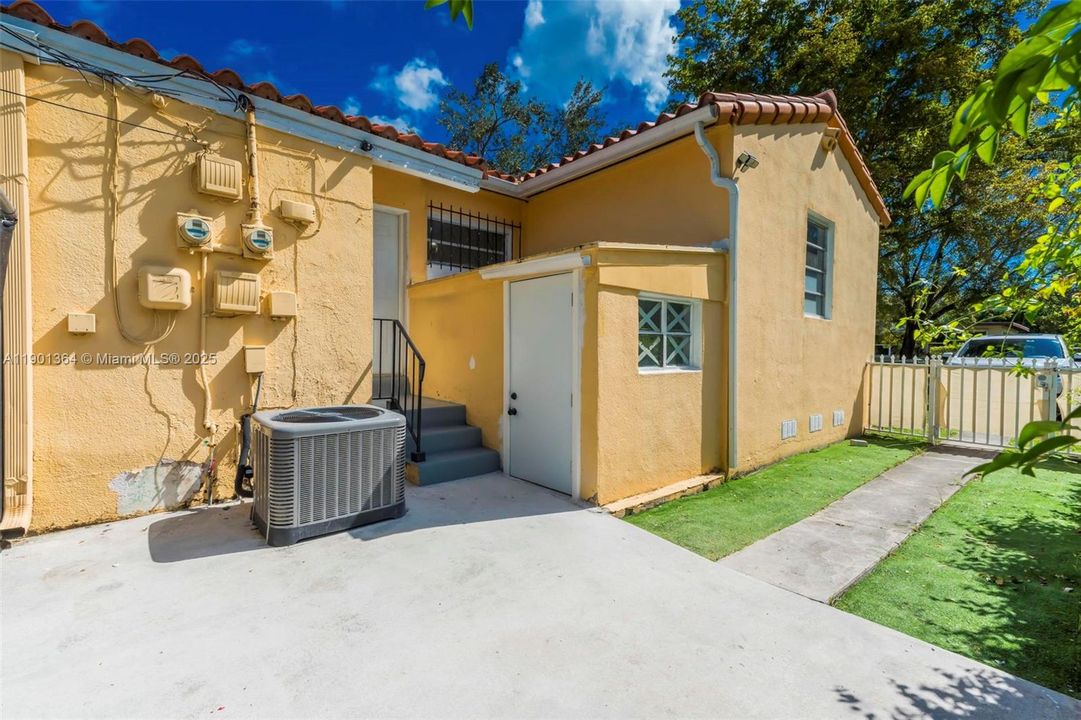 Active With Contract: $2,400 (2 beds, 1 baths, 1655 Square Feet)