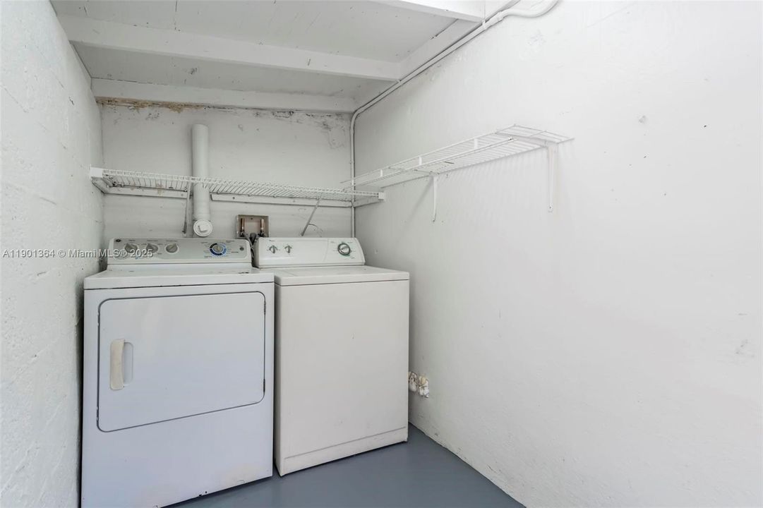 Active With Contract: $2,400 (2 beds, 1 baths, 1655 Square Feet)