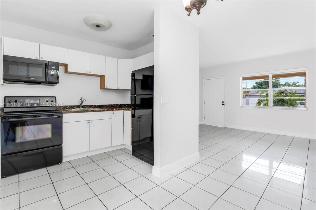 Active With Contract: $2,400 (2 beds, 1 baths, 1655 Square Feet)