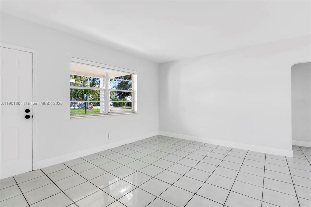 Active With Contract: $2,400 (2 beds, 1 baths, 1655 Square Feet)