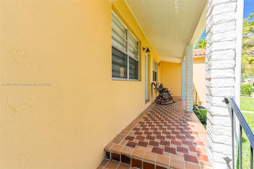 Active With Contract: $2,400 (2 beds, 1 baths, 1655 Square Feet)