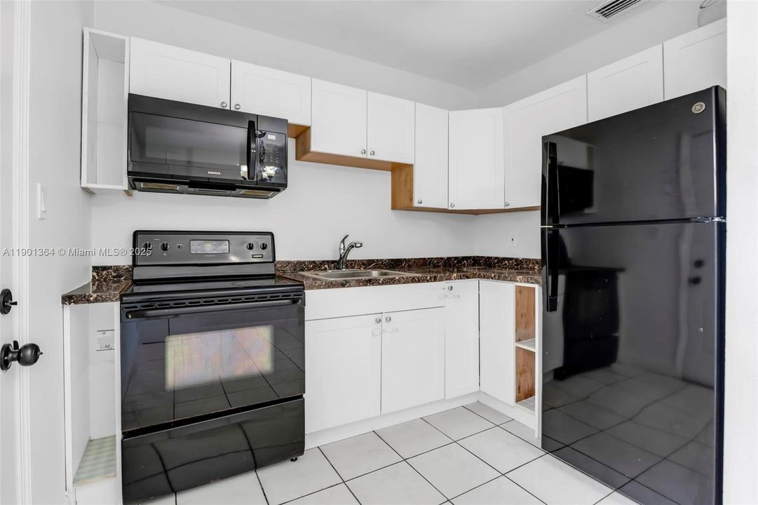 Active With Contract: $2,400 (2 beds, 1 baths, 1655 Square Feet)