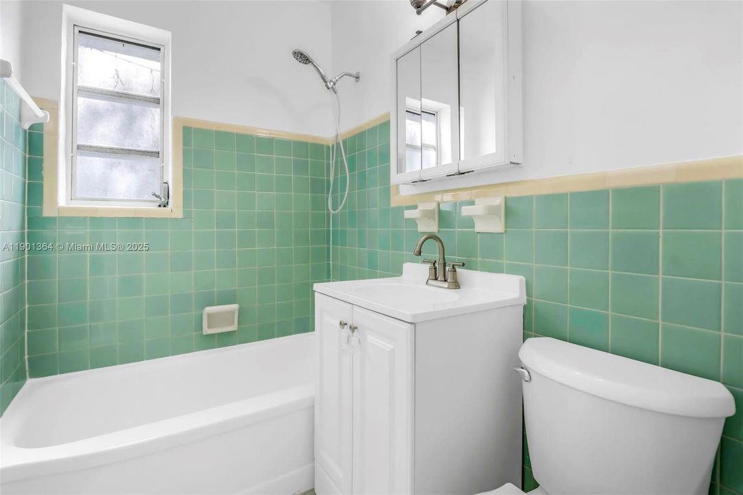 Active With Contract: $2,400 (2 beds, 1 baths, 1655 Square Feet)