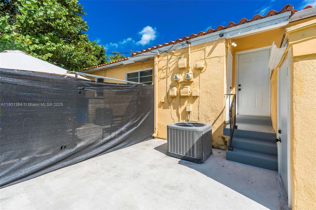 Active With Contract: $2,400 (2 beds, 1 baths, 1655 Square Feet)